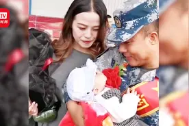 光荣完成阅兵任务凯旋 空降兵第一次抱起刚出生的儿子令人泪目视频封面