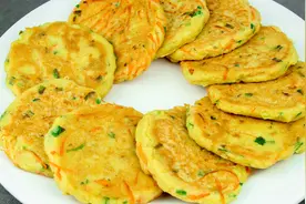 榨豆浆的豆渣别扔了，加2个鸡蛋，搅一搅，几分钟做一馍篓杂粮饼