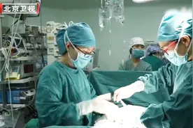 三胞胎孕妇发生宫缩，必须马上进行剖宫产，老大出生后出现窒息视频封面