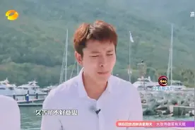 一看到美人鱼醒了，贾乃亮眼睛都直了，直呼久等了不好意思！