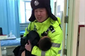 高速突发追尾女子重伤男童骨折 民警一路喊话连闯红灯送医视频封面