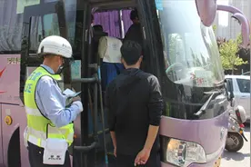 郑州一路口成非法乘车点，执法人员查处时遭乘客怒怼视频封面
