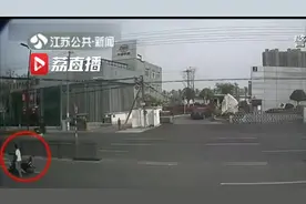 “骑手”喝高后摔倒路边，民警盘查抓住一个贼！视频封面