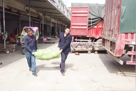 两口子农贸市场买柚子，小希一口气买了80斤，1.3元一斤便宜吗？视频封面