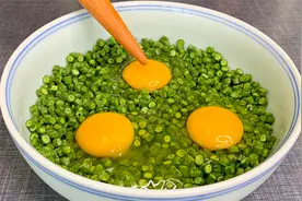 豆角丁里打入3个鸡蛋，教你一个神仙做法，上桌全家抢着吃，解馋视频封面