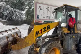 雪天湖南爸爸开铲车接娃放学，走时顺带清理门口积雪，老师直呼牛视频封面