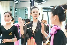 女性社交场合如何招手？