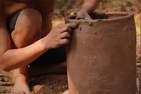 荒野建造：小伙森林煅烧土砖制作水泥，展现原始技术视频封面