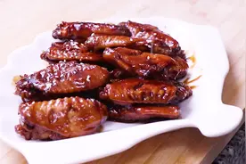 可乐鸡翅：冷水下入鸡翅，加入葱姜和料酒，捞出鸡翅煎黄