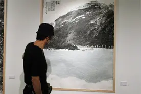 22岁林妙可公布恋情？晒牵手照秀情侣表，男方照片曝光高大帅气视频封面