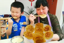 韩式泡菜猪肉煎饺这样包，外皮酥脆，配上小米粥，味道棒棒哒视频封面