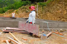 地梁干了10几个小时，今天一早拆地梁模板，拆柱子的模板遇到问题