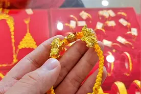 大姐搞卫生捡到黄金手串，拿来打戒指。师傅用火一烧居然炸开了。视频封面