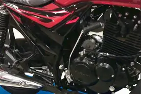 铃木新款150摩托，高颜值，油耗2.2，售价9849元通勤代步性价比高视频封面