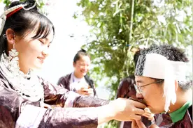 不要喝苗族女孩给你的酒，导游劝，有位游客偏不听视频封面