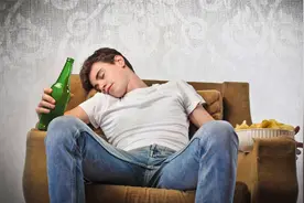 睡前一口酒，健康又助眠？医生：确实让人睡得快，但睡眠质量更差视频封面