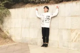 每天靠墙站立30分钟，改善含胸驼背，还你挺拔身姿，真有气质！