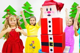 今天学校上手工课。老师教同学做圣诞树挂件，废纸箱空水瓶用起来视频封面