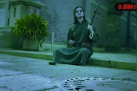 淡定的二胡大叔  殊不知危险离他仅有一个下水盖视频封面