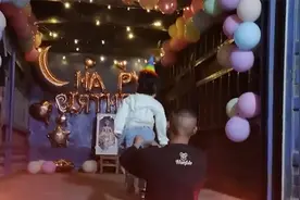 爸爸在货车后备箱为女儿准备惊喜，打开瞬间女儿的反应乐坏了视频封面