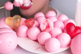 小姐姐自制粉色地球软糖，一口下去满口爆浆，想吃多少吃多少