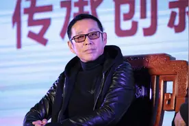 陈道明被爆去年情况不好但捐款200万，商演不断大衣哥该行动了！视频封面