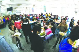 学校食堂成为了演唱会现场，学长学姐合唱《纸短情长》，青春呐