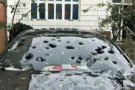 桑塔纳遭遇冰雹损伤严重，商家直接5折销售，网友：当我们傻吗？视频封面