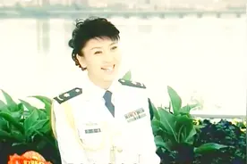 好戏登场：阎学晶这身军装太帅气了，气质瞬间爆棚，大家觉得如何视频封面