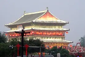 西安钟鼓楼，国内最大的钟鼓楼，节假日来此参观的游人真多