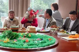 侄儿满周岁了，小姑姑给他准备了一个大红包，收到的样子真可爱