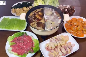 天冷全家在一起涮火锅，热腾腾的烟雾缭绕着欢声笑语，太温暖了视频封面