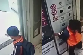 男孩9次阻挡电梯门最终右手被夹，物业：保安通过监控制止他不听视频封面
