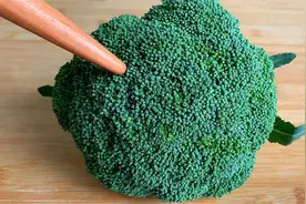 炒西兰花，切记不要焯水和直接炒，教你一招，脆嫩入味营养不流失视频封面