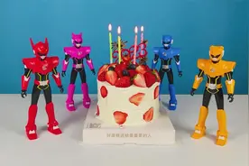 小泽和妹妹给迷你特工队过生日吹蜡烛，一起吃美味的草莓蛋糕视频封面