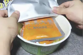 网购20元1桶的方便面，本以为很高档，开箱后感觉上当了