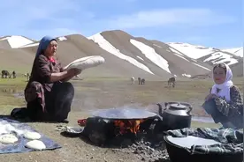 塔吉克族是阿富汗第二大民族，为招待客人，制作馕配鸡肉手抓饭视频封面