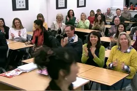 中国老师：英国学校，中式教育老师开家长会，外国家长怎么想？视频封面