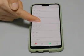 才知道，微信朋友圈不用慢慢翻，几年前的动态直接显示！太简单了视频封面