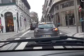 第一视角感受外国救护车长距离风驰电掣赶往女士中风现场视频封面