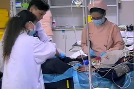 急诊：大叔被卡车碾压开过，内脏都挤出来，医生：救不活了视频封面