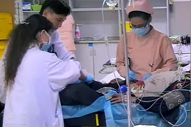 急诊：大叔被卡车碾压开过，内脏都挤出来，医生：救不活了视频封面