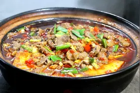 牛肉和豆腐用砂锅这样炖着吃，鲜香入味，牛肉鲜嫩，炖一锅吃不够