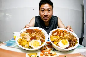 花40元买两份猪脚饭，小哥下班了大口吃，这肥肉真香视频封面