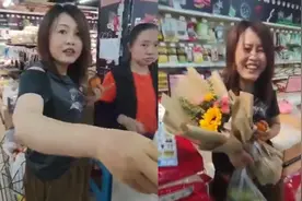 泪目！小伙当兵3年未见妈妈，偷偷回家假装路人给妈妈惊喜视频封面