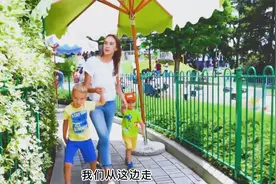 外国小男孩兄弟一家来到游乐场玩，他们玩的很开心视频封面