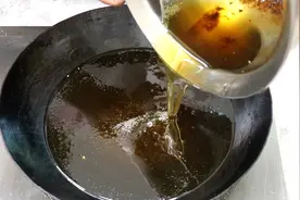 厨房炸东西的脏油，简单处理变新油，清澈透亮没腥味，方法很实用视频封面