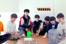 时代少年团，一米八的几位中学生，把一水桶当“孩子”