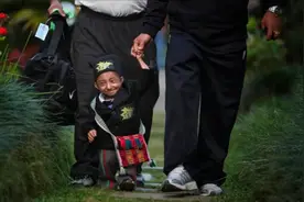 世界上体重最轻成年人，非洲27岁男子仅重11斤 ，身高只有65厘米视频封面