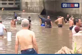 成都：市民反映！兴隆湖放水引众人撒网捕鱼，真的合适吗？